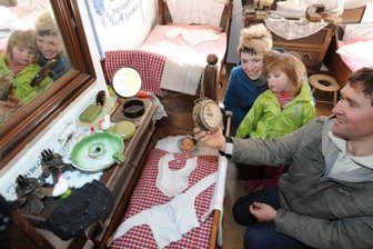 Für Editha Springer, ihren Mann Thomas und die dreijährige Tochter Charlotte war das neueste Exponat im Schlafzimmer des Bauernmuseums besonders interessant: ein etwa 100 Jahre altes Babybett. Denn die junge Frau aus Rathendorf (Landkreis Leipzig) erwartet in dieser Woche ihr zweites Kind. 