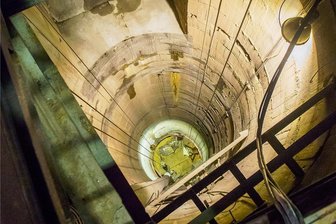 Altes Bergwerk in Bad Schlema: Radon behindert Arbeiten im Wismut-Schacht 208 - Blick in die Schachtröhre: In der Tiefe arbeiten Bergleute auf einer Plattform. Hier kam es zu erhöhten Radonwerten. 