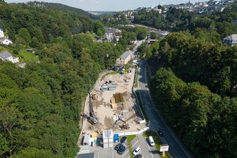 Altes Gaswerk: Giftige Hinterlassenschaften im Erzgebirge kosten Steuerzahler jetzt Millionen - Die Sanierungsfläche auf dem früheren Gaswerksgelände an der B 101 in Annaberg-Buchholz aus der Luft. Die Sehma fließt links unter den Bäumen an dem Areal vorbei.