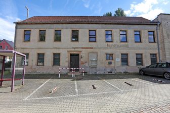 Altes Gemeindeamt: Zwickauer Ortsteil Cainsdorf wartet auf Entscheidung aus dem Rathaus - Das ehemalige Gemeindeamt in Cainsdorf ist ein Fall für den Abrissbagger.