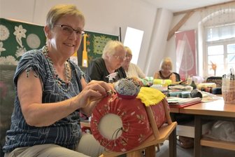 Altes Handwerk in Schneeberg neu entdeckt: Hier wird mit Rosshaar geklöppelt - Monika Wappler aus Mildenau kommt immer wieder gern zur Sommerakademie nach Schneeberg und hat sich diesmal für den Kurs „Klöppeln mit Rosshaar“ entschieden.