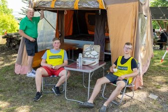Altes "Klappfix" feiert beim Oldtimerfestival in Pfaffengrün Premiere - Kurze Pause am "Klappfix" Camping-Anhänger in der Mittagshitze am ehemaligen Pfaffengut: Cheforganisator Gerhard Jacobi, Finnlay Kunze und Nick Jacobi (von links). 