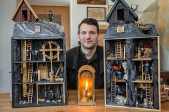 Altes Kunsthandwerk im Erzgebirge neu belebt - Benjamin Salmonat mit zwei seiner Buckelbergwerke. Er baut sie in seiner Freizeit.