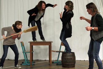 Altes russisches Märchen humorvoll interpretiert - Katrin Schubert, Melanie Keilig, Martina Reichel und Christian Keilig (von links) vom Projekttheater Lengefeld während einer Probe.