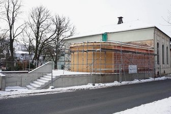 Altes Schloss in Erlbach: Der heikelste Moment steht noch bevor - Von außen hat das umgebaute Alte Schloss in Erlbach die ersten veränderten Formen bereits angenommen. Der neue Eingang mit dem Halbrund für das künftige Glasfoyer und die Touristinformation steht.