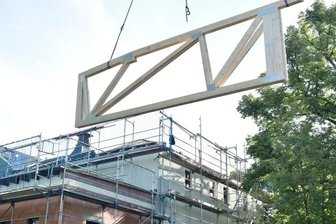 Altes Schloss: Jetzt ist das Dach an der Reihe - Neue Dachbinder (im Foto) wurden am Dienstag angeliefert und bereits zum Teil montiert. 