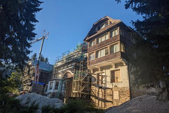 Altes Sporthotel am Fichtelberg: Jetzt bietet sich eine einmalige Gelegenheit - Erstmals seit vielen Jahren dürfen am Sonntag wieder offiziell Besucher in das alte Sporthotel in Oberwiesenthal. Die Firma, die das denkmalgeschützte Haus saniert, macht es möglich.