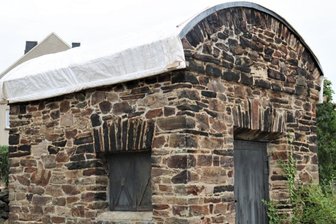 Altes Trafohaus bekommt ein neues Dach - Das alte Trafohaus im Leubsdorfer Ortsteil Hohenfichte soll saniert werden. Für die Dachsanierung erhält die Gemeinde Fördermittel. 
