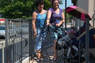 Altes Wappen ziert neue Rampe - Dank der Rampe ist die Facius-Villa jetzt auch mit Rollstuhl oder Kinderwagen gut erreichbar. In das Geländer ist ein historisches Stück integriert. Im Foto Andrea (l.) und Nadine Sczyrba mit der kleinen Erna.