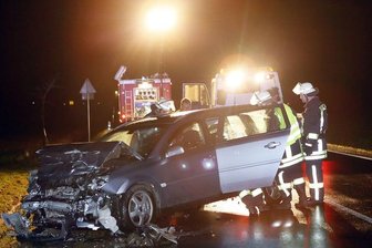 Altgeringswalde: Eine Tote und zwei Verletzte bei Unfall auf B 175 - Ein schwerer Verkehrsunfall hat sich am Samstagabend auf der Bundesstraße 175 zwischen Altgeringswalde und Hartha ereignet.
