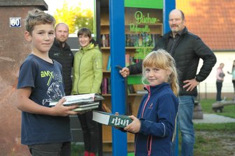 Altgeringswalde: Zelle bietet Lesestoff rund um die Uhr - Benno und Tilda; hinten Fabio und Sabine Grunert sowie André Winkler (v. l.).