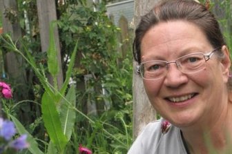 Altgeringswalder stemmen sich gegen Artensterben in der Natur - Kathrin Hellmig in ihrem Hortus-Netzwerk-Garten inmitten von Natternkopf und Wiesenwitwenblumen. 