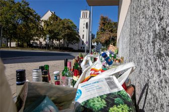 Altglas-Entsorgung im Vogtland sorgt erneut für Ärger: „Da ist mir die Hutschnur geplatzt“ - Nahe dem Penny-Markt an der Plauener Gottschaldstraße stehen die Flaschen jetzt auf dem Boden - denn die Altglascontainer sind verschwunden.