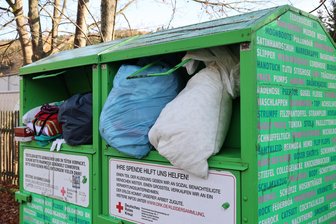 Altkleider-Container im Raum Schwarzenberg laufen über – DRK bittet um Verschnaufpause - Überfüllte Kleidercontainer gibt es in Erla an der Karlsbader Straße (S 272).