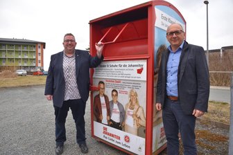 Altkleider-Container im Vogtland: Johanniter-Regionalverband stellt weniger Sammelbehälter auf als angekündigt - Optimistisch im März: OB Mario Horn (links) und Johanniter-Regionalvorstand Pierre Söllner.