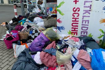 Altkleider, die keiner abholt: Wie ein Discounter im Vogtland reagiert - Sorgte in Treuen wochenlang für Ärger: der wachsende Lumpenhaufen am Container auf dem Netto-Parkplatz.