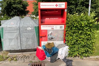 Altkleider-Krise in Mittelsachsen: Was der Landkreis dagegen tut - Kleidercontainer wie hier in Freiberg sind zur Resterampe für Müll verkommen.