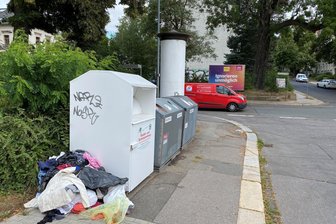 Altkleiderkrise: Mehrere Container in Chemnitz fallen weg - Einer von vielen überfüllten Containern in der Stadt steht an der Augustusburger Straße/Kreherstraße.