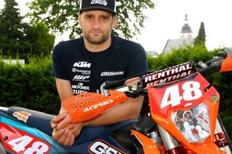 Altmeister trotz Handicaps optimistisch - Nach längerer Pause ist Edward Hübner den Gips an der Hand wieder los und startet bei der Deutschen Enduro-Meisterschaft. 