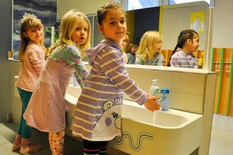 Altmittweida: Kosten für Krippe steigen auf 270 Euro monatlich - Hier gehen die Kinder gern hin: Der sanierte Waschraum im Kindergarten in Altmittweida ist schmuck geworden.