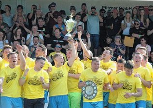 Altmittweidaer bejubeln Meistertitel - Jubel an der Reichskrone: Direkt nach Schlusspfiff gab es für die Kicker die Schale und den Pott für die Meisterschaft. Danach wurde es eine lange Nacht auf dem Vereinsgelände. 