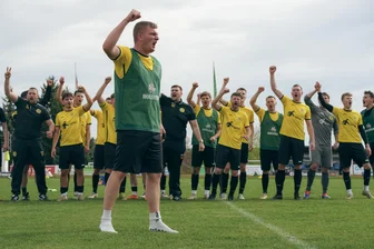 Altmittweidaer Fußballer bejubeln den Einzug ins mittelsächsische Pokalfinale - Nicht nur auf dem Platz gaben die Altmittweidaer den Ton an, sondern auch auf den Rängen. Und nach dem Schlusspfiff durfte Sebastian Lippmann (v.) sich als Vorsänger probieren.