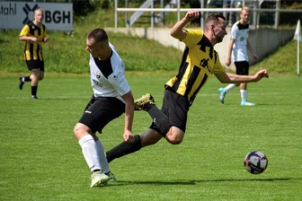 Altmittweidaer Fußballer gehen in Freital unter - Für die Altmittweidaer um Lukas Pietsch (r.) waren die Freitaler am Sonnabend eine viel zu hohe Hürde.