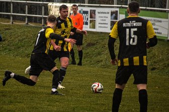 Altmittweidaer Fußballer trumpfen im Kellerduell auf - Die Altmittweidaer um Sebastian Lippmann (M.), brachten den knappen Vorsprung über die Zeit und klettern in der Tabelle nach oben.