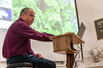Altmittweidaer zeigt in Erlau Bilder von Bäumen, die Gefühle wecken - Uwe Dathe berichtete in Erlau von Naturdenkmälern.