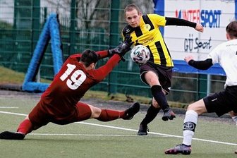 Altmittweidaern fehlt noch die Kaltschnäuzigkeit - Die Fußballer des SC Altmittweida, hier mit Toni Nowack (M.), erkämpften sich bei Handwerk Rabenstein II ein Unentschieden. 