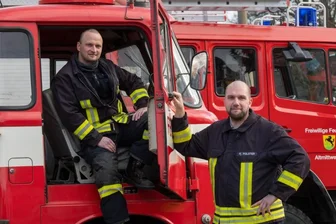 Altmittweidar Kameraden freuen sich über junge Mitstreiter - Ende vergangenen Jahres hat Ronny Müller (links) das Amt des Wehrleiters in Altmittweida übernommen. 2021 lief ruhig. Unter Kindern und Jugendliche ist indes das Interesse an einer Mitgliedschaft bei der Feuerwehr gestiegen. Um die Kinder- und Jugendfeuerwehr kümmert sich Jugendwart René Polster (rechts). Im Sommer soll der 50. Geburtstag des alte Fahrzeugs gefeiert werden.