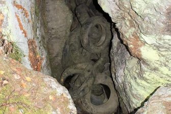 Altreifen-Entsorgung im Wald zwischen Erla und Antonsthal: Forst bezahlt für fremden Müll - Ende November 2021 waren schon zahlreiche Altreifen in der Felsspalte entsorgt worden. 