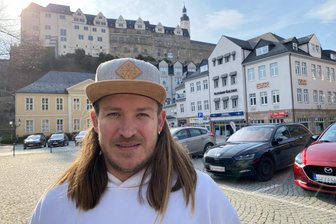Altstadt-Galerie, Schlossberg-Hotel: So kauft ein Reichenbacher in Greiz ein - „ich wollte schon immer was Großes“ - Gute Lage, gute Aussichten. Jörg Rödel auf dem Von-Westernhagen-Platz in Greiz; rechts die Altstadt-Galerie mit Hotel, oben das Schloss.