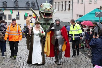 Altstadt- und Edelweißfest in Schwarzenberg: Wenn Burgfräulein und Ritter wetten - Der Schwarzenberger Drache, sein Bezwinger Ritter Georg und dessen holdes Burgfräulein Edelweiß zogen am Samstag ins Festgelände ein.