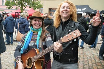 Altstadtfest in Kirchberg: Regen, Kälte, gute Laune und Joey Kelly - Die Kirchberger Murmelmädchen Anja Roocke (li.) und Nicole Hartig sind beim Altstadtfest aufgetreten.