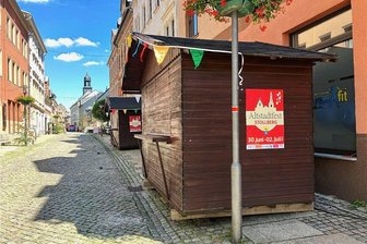 Altstadtfest: Markttreiben, Mittelalter, Feuershow und Konzerte in Stollberg - Die Herrenstraße am Freitag: Die Buden stehen, die Wimpelketten hängen. Muss nur noch das Wetter mitspielen.