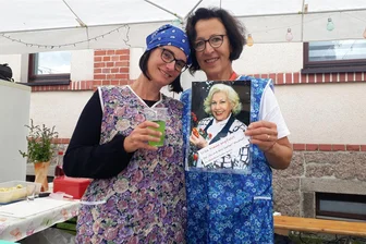 Altstadtfest mit Dederon und Gurken-Cocktail "Erika Krause" - Antje Kovacs (links) und Ramona Bakarshoom verkauften in Dederon-Schürzen den Gurken-Cocktail „Erika Krause“.