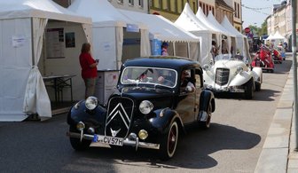 Altstadtfest Mittweida: Wohl weniger Besucher als im Vorjahr - Die große Oldtimerparade durch die Mittweidaer Innenstadt gehörte am Sonntag zu den Programmhöhepunkten des Altstadtfestes. Die Fahrzeuge kamen aus allen Teilen des Landkreises.