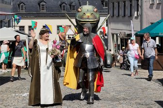 Altstadtfest: Wie der Bauhof rechtzeitig das Wappentier von Schwarzenberg rettete - Der große Drachen sowie Burgfräulein Edelweiß und Ritter Georg zogen am Samstagnachmittag aufs Festgelände.