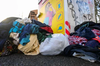 Alttextilien im Vogtland: Was weiter in den Restmüll darf - Auch im Vogtland: Altkleider einfach ablegen ist die schlechteste Idee.