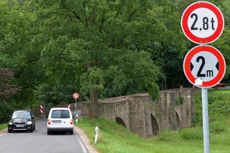 Altväterbrücke Halsbrücke beschädigt: Lastzug fährt bei Freiberg über zu kleine Brücke - Die beschädigten Verkehrsleiteinrichtungen an der Altväterbrücke aus Richtung Bieberstein in Richtung Freiberg sind erneuert worden.