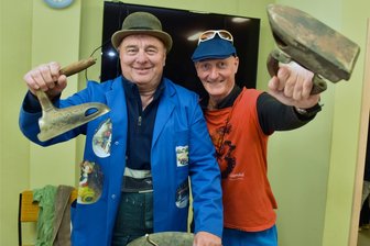Altweibersommerfest in Kleinwaltersdorf: Das nächste Nachbarschaftsfest kommt bestimmt - Zeigt her eure Bügeleisen: Jonny Lasch (l.) hatte eine Ausstellung der Geräte für den Altweibersommer in Kleinwaltersdorf vorbereitet und kam mit Falk Kraupe ins lustige Fachsimpeln.