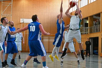 Am 1. Advent nicht zu Dynamo Dresden? Hier sind die Sport-Leckerbissen für die Mittweidaer Region - Die Dittersbacher Basketballer (weiß), hier in einem früheren Spiel, wollen ihre Spitzenposition in der Bezirksliga verteidigen.