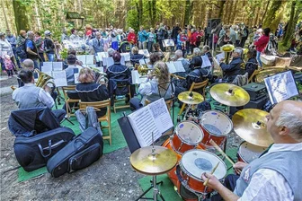 Am Auerbacher Tischel wird am Pfingstsonntag wieder gefeiert - Traditionell reges Treiben herrscht am Pfingstsonntag beim Tischelfest, wenn die Bergkappelle Thum aufspielt. 