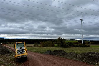 Am Autobahnzubringer bei Hartenstein dreht sich bald ein drittes Windrad - Am Autobahnzubringer S 255 zweigt die Baustraße ab, die für das Errichten des dritten Windrades bei Thierfeld benötigt wird.