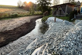 Am Bach wird gebaut: Kreisstraße im Vogtland bis Ende September dicht - Am Triebelbach entlang der Bösenbrunner Straße in Triebel wird gebaut. Die Kreisstraße ist bis 27. September zu.