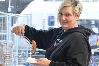 Am Bahnhof in Freiberg geht es um die Wurst - Am Bahnhof Freiberg gibt es einen Servicecontainer für den Fahrscheinverkauf und einen kleinen Imbiss. Im Bild Nicole Stebb, Mitarbeiterin des Unternehmens Rosenthal Ticket und More mit Sitz im niedersächsischen Einbeck. Der Test ergab: Die Bockwürste sind heiß und knackig.