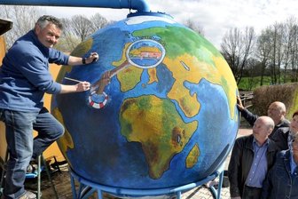 Filteranlage im Freibad als Erdkugel