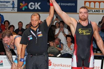 Am Bodensee gibt es die ersten Punkte - Germanias Schwergewichtler Franz Richter (rechts) gewann gegen Burghausens Felix Baldauf mit 9:1 und holte damit drei Mannschaftspunkte für die Markneukirchner.