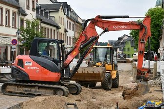 Am Busbahnhof geht es voran - Die Busbuchten an der Rochlitzer Rathausstraße werden umgebaut. Momentan sind die Mitarbeiter der Firma HTB Rochlitz mit dem Kanalbau beschäftigt.